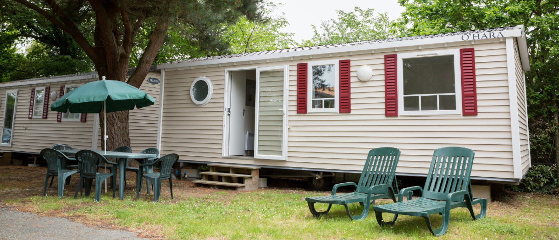 Ashglade exterior with outdoor furniture