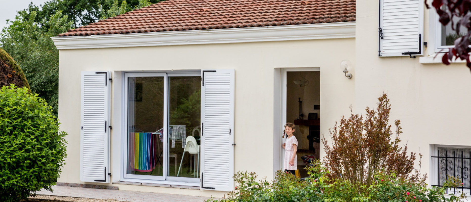 Soleil front with girl in doorway