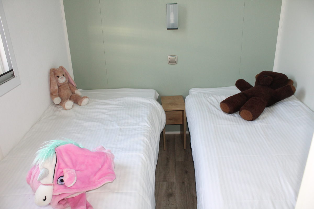 Pinewood Twin bedroom 1